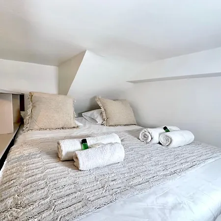 Stylish Steps From Le Marais Apartment *