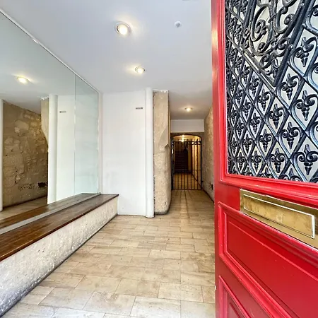 Stylish Steps From Le Marais Apartment Paris