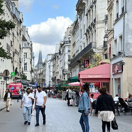 Stylish Steps From Le Marais * Paris
